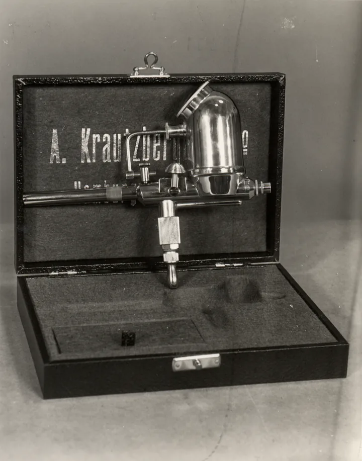 Historischer Krautzberger Spritzapparat in einem geöffneten Etui