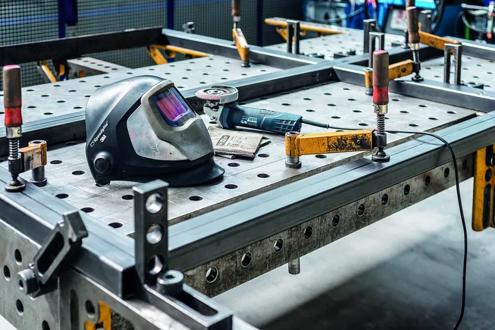 Schweißarbeitsplatz in der Fertigung der KS Metalltechnik